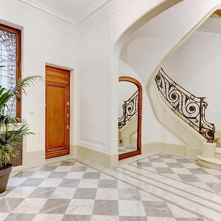 De Luxe Haussmannien Aux Champs-elysees Paris